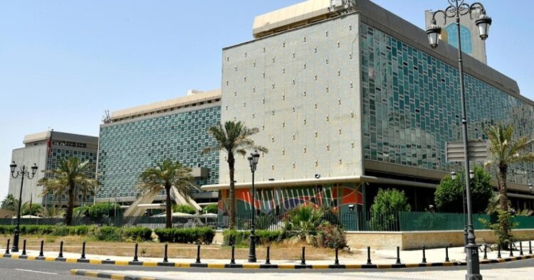 بلدية الكويت تبدأ حملة لإزالة السيارات المهملة وتحسين النظافة العامة بلدية الكويت تبدأ حملة لإزالة السيارات المهملة وتحسين النظافة العامة