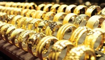 تراجع الذهب محلياً إلى دون 5700 جنيه مع انخفاض الأونصة إلى 3960 دولار