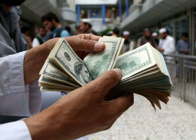 تراجع سعر الدولار مقابل الجنيه في 11 بنكاً بنحو 10 قروش الأربعاء تراجع سعر الدولار مقابل الجنيه في 11 بنكاً بنحو 10 قروش الأربعاء