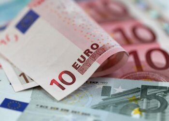 تراجع سعر اليورو مقابل الجنيه في مصر إلى أقل من 56 جنيهاً للشراء اليوم