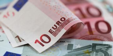 تراجع سعر اليورو مقابل الجنيه في مصر إلى أقل من 56 جنيهاً للشراء اليوم