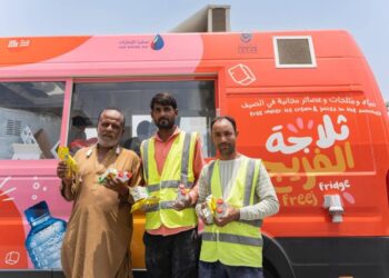 دبي توزع مليوني عبوة مياه وعصائر على العمال في حملتها الصيفية