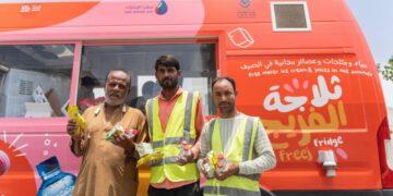 دبي توزع مليوني عبوة مياه وعصائر على العمال في حملتها الصيفية