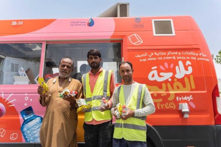 دبي توزع مليوني عبوة مياه وعصائر على العمال في حملتها الصيفية دبي توزع مليوني عبوة مياه وعصائر على العمال في حملتها الصيفية