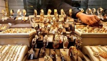 سعر أونصة الذهب ينخفض 0.8% إلى 3960 دولار واستقرار أسعار المعدن النفيس محلياً