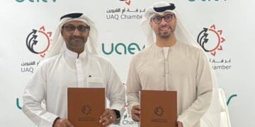 غرفة أم القيوين وشركة الإمارات توقعان اتفاقية لتوسيع محطات شحن المركبات الكهربائية