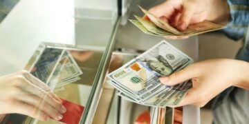 فيتنام تشدد الرقابة على سوق العملات الأجنبية للحد من المضاربة وتقلبات الأسعار