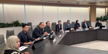 قطر تبحث تعزيز التعاون في التوظيف وتطوير القوى العاملة مع سنغافورة
