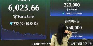 كوريا الجنوبية تهبط بمؤشر كوسبي أكثر من 10% مع تراجع أسهم شرائح الذاكرة