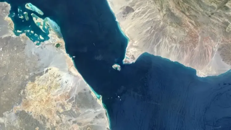 ناقلة عملاقة تحمل نفط سعودي تغادر البحر الأحمر عبر قناة السويس متجهة إلى آسيا ناقلة عملاقة تحمل نفط سعودي تغادر البحر الأحمر عبر قناة السويس متجهة إلى آسيا