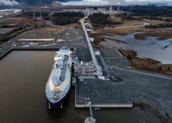 Apollo وBlackstone وKKR تتنافس لشراء حصة Shell في LNG Canada بقيمة 15 مليار دولار في 2026