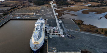Apollo وBlackstone وKKR تتنافس لشراء حصة Shell في LNG Canada بقيمة 15 مليار دولار في 2026