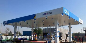 أداني توتال غاز ترفع أسعار CNG أربع روبيات للكيلوغرام بسبب ارتفاع كلفة LNG في 2026