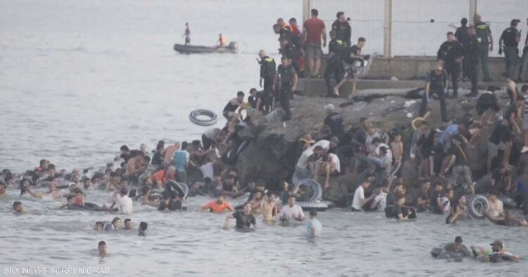 المغرب وإسبانيا ينسقان لإعادة أكثر من 1000 قاصر في سبتة إلى أسرهم المغرب وإسبانيا ينسقان لإعادة أكثر من 1000 قاصر في سبتة إلى أسرهم