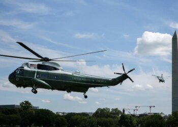الهيئة الفيدرالية للطيران تحقق بحادث سلامة مروحية Marine One في واشنطن 2026