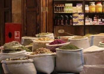 انتشار منتجات عشبية غير مسجلة يثير مخاوف في سوق العطارة بسوريا