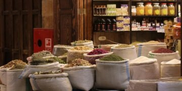 انتشار منتجات عشبية غير مسجلة يثير مخاوف في سوق العطارة بسوريا