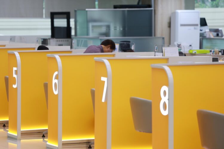 بنوك كوريا الجنوبية تطلق ودائع بنكية بقيمة 973.5 تريليون وون لتعزيز الادخار بنوك كوريا الجنوبية تطلق ودائع بنكية بقيمة 973.5 تريليون وون لتعزيز الادخار