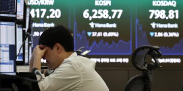 تراجع مؤشر KOSPI الكوري الجنوبي إلى 6258.77 مع مخاوف التضخم وضعف أسهم الرقائق