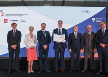 شركات بولندية تشارك 74 بالمئة من سعة إعادة تغويز 58 شحنة في محطتين عائمتين 2026
