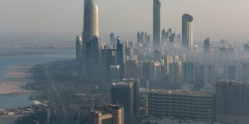 مبيعات العقارات في أبوظبي خلال 7 أشهر من 2026 تبلغ 25.56 مليار دولار