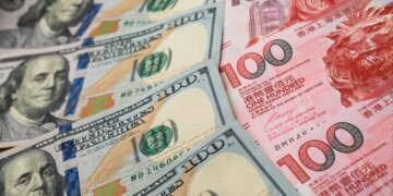 هيئة الأوراق المالية في هونغ كونغ تطالب بمراجعة ربط دولار هونغ كونغ بالدولار الأمريكي بعد أربعة عقود